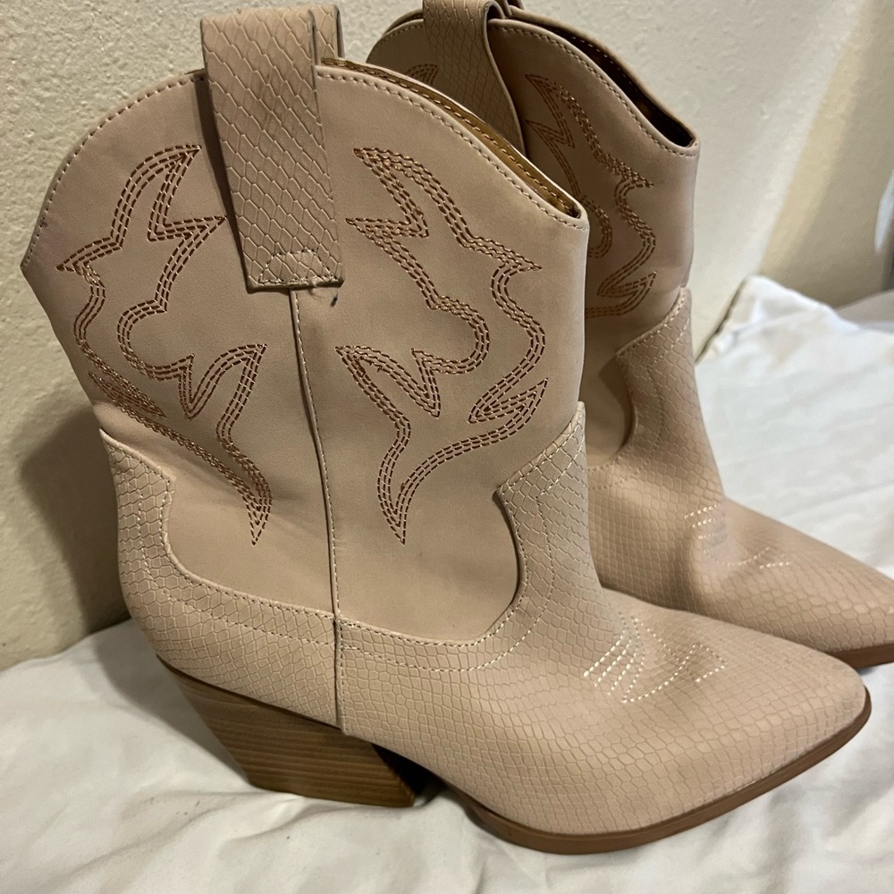 Soda Brand - Pinkish cream - Size 9